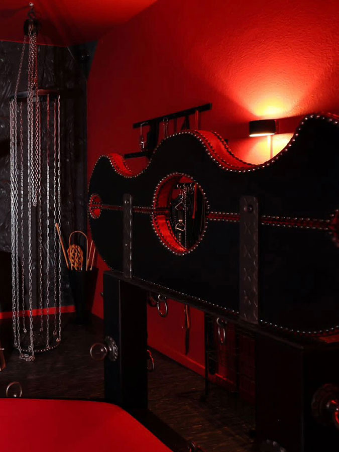 Der Horcher An Der Wand Hört Seine Eigene Schand A mystically wicked house with flair - Dominastudio Bizarrfabrik - Duisburg